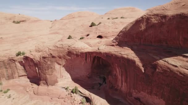 Bowtie Arch Moab的空中飞行 — 图库视频影像