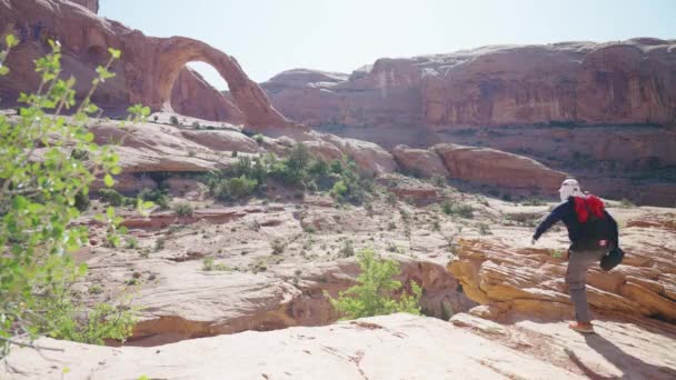 Πεζοπόρος Στέκεται Μπροστά Από Corona Arch Moab Ηνωμένες Πολιτείες — Αρχείο Βίντεο