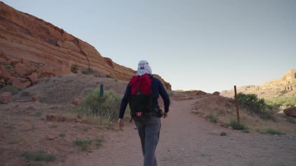 Turista Kráčející Pouštní Stezce Stínu Poblíž Moab Spojené Státy Americké — Stock video