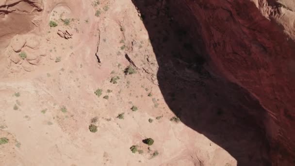 从上至下的无人机向红岩飞去 美国摩押 — 图库视频影像