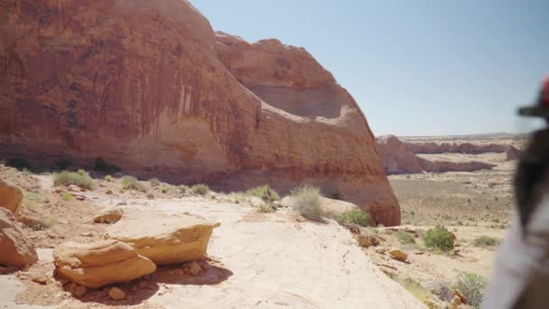 穿越红岩小径的远足者 美国摩押 — 图库视频影像