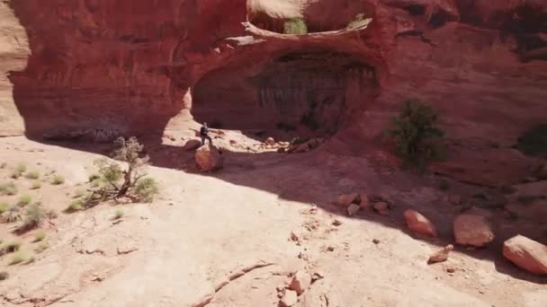 Τραβήξτε Πίσω Εναέρια Λήψη Του Pinto Arch Moab Ηνωμένες Πολιτείες — Αρχείο Βίντεο