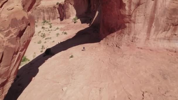 Aerial Drone Pull Back Shot Hiker Corona Arch Moab Egyesült — Stock videók