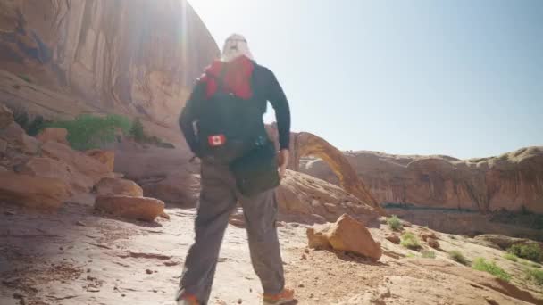 Hiker Walking Corona Arch Moab United States — 图库视频影像