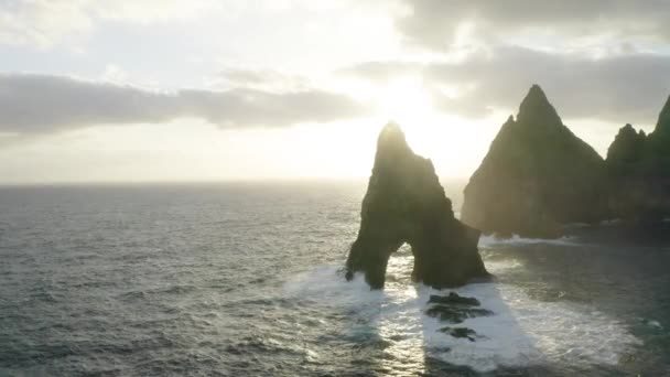 Luftaufnahme Über Sao Lourenco Auf Madeira Bei Sonnenuntergang Mit Sonnenstrahlen — Stockvideo