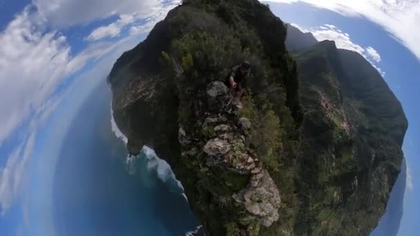 Wide 360 Pov Rekaman Seorang Pria Memanjat Tepi Tebing Curam — Stok Video