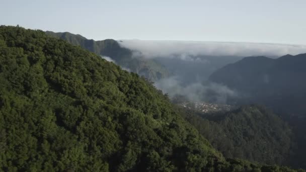 Mengungkapkan Tembakan Drone Dari Sebuah Desa Kecil Lembah Antara Pegunungan — Stok Video