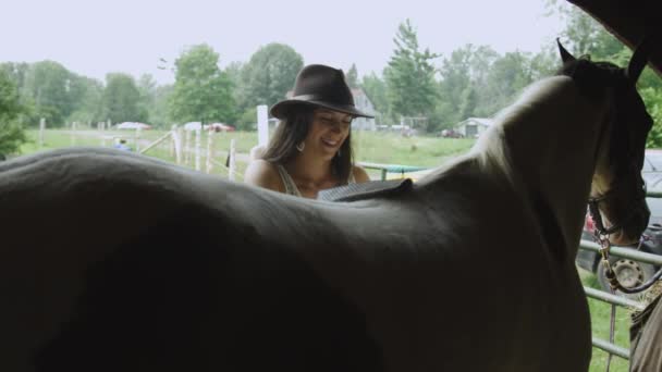 Jovem Cavaleiro Atraente Chapéu Cowboy Sorri Enquanto Ela Prepara Seu — Vídeo de Stock