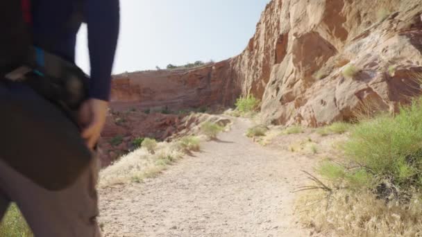Πεζοπόρος Περπατώντας Ένα Μονοπάτι Κόκκινο Βράχο Moab Ηνωμένες Πολιτείες — Αρχείο Βίντεο