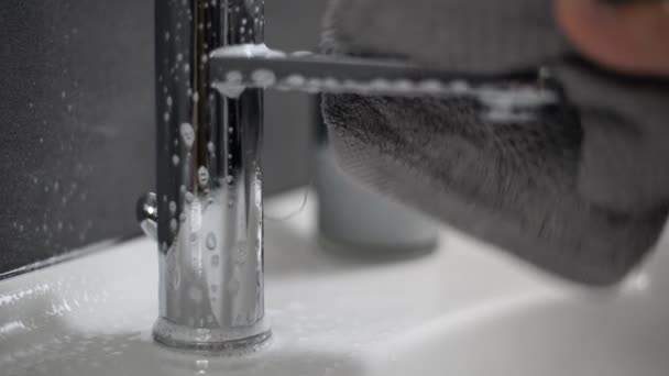 用浴室清洁剂喷洒铬水龙头 并用灰色抹布擦拭 — 图库视频影像