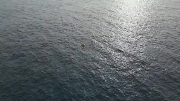 Aerial Omloppsbana Skott Enda Kajak Över Havet Med Sol Speglar — Stockvideo