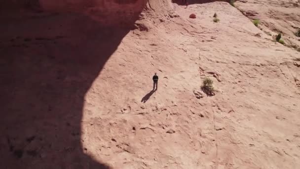 Drone Pull Back Aerial Hiker Corona Arch Moab Spojené Státy — Stock video