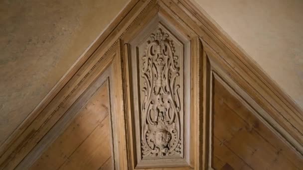 取消古老的天花板 漂亮设计的木制建筑天花板 — 图库视频影像