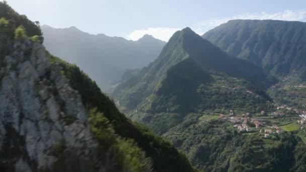 史诗揭示无人驾驶飞机在马德拉山谷拍摄 美丽风景的电影航拍 — 图库视频影像