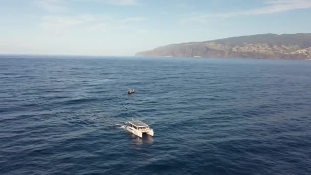 Drone Catamarano Bianco Con Pannelli Solari Che Allontanano Una Barca — Video Stock