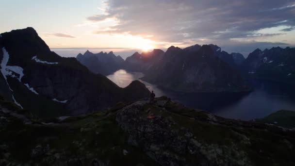 Wandelaar Geniet Van Middernachtzon Reinebringen Lofoten Luchtfoto — Stockvideo