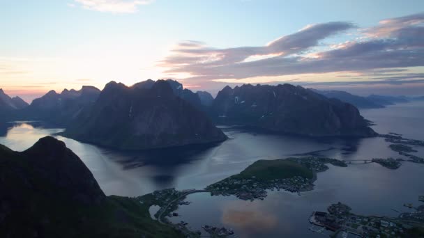 Luchtfoto Van Een Drone Die Een Wandelaar Passeert Beroemde Berg — Stockvideo