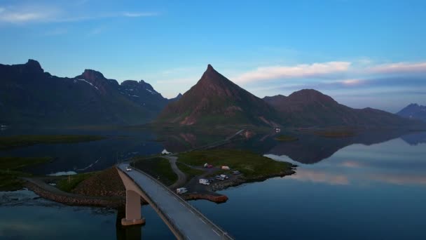 Carro Dirigindo Sobre Pontes Famosas Ilha Lofoten Fredvang Com Montanhas — Vídeo de Stock