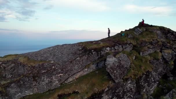 Reinebringen Alçak Açılı Görüntüsü Tehlikeli Tepenin Üzerinden Uçarken Turistin Manzaranın — Stok video