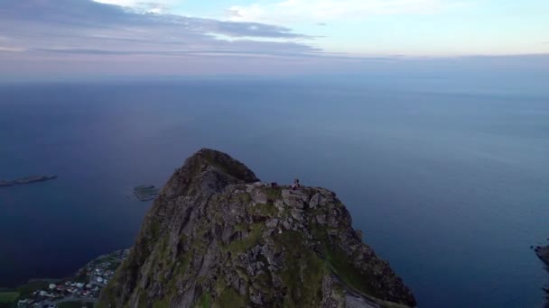 Randonneurs Debout Sur Montagne Pittoresque Reinebringen Lofoten Profitant Soleil Minuit — Video