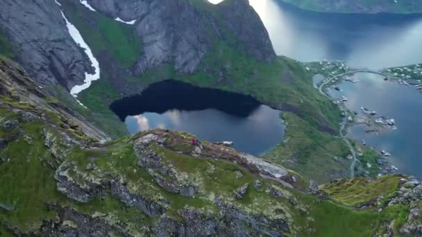 Inquadratura Aerea Due Escursionisti Piedi Crinale Montagna Norvegia Reinebringen Lofoten — Video Stock
