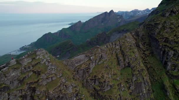 Aereo Giro Colpo Turista Godendo Vista Reinebringen Durante Sole Mezzanotte — Video Stock