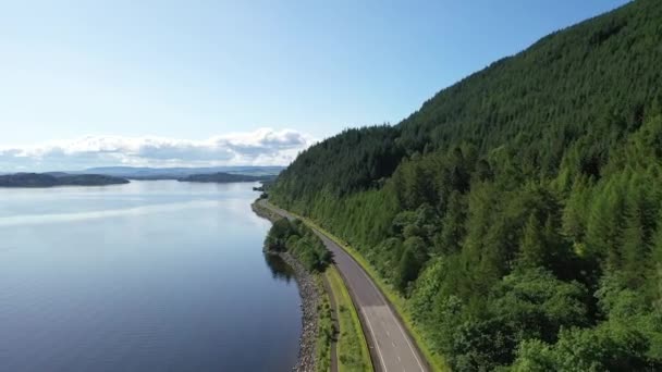 Imponerande Drönarskott A82 Norr Luss Loch Lomond Vacker Blå Himmel — Stockvideo