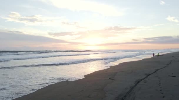 Kosta Rika Daki Playa Bandera Nın Kumlu Plajında Yürüyen Turistlerle — Stok video