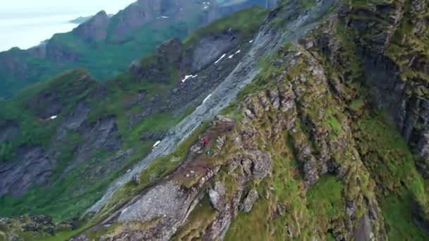 Flygfoto Den Mäktiga Peak Reinebringen Lofoten Öarna Farligaste Bergskammen Lofoten — Stockvideo