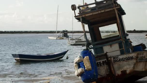 Buque Pesquero Artesanal Madera Bote Remos Anclado Una Pequeña Playa — Vídeo de stock