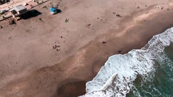 在圣塞巴斯蒂安海滩上俯瞰游客的景象 海浪冲刷着海岸 卡塔赫纳 — 图库视频影像
