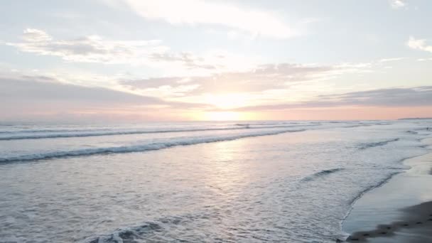 Vuelo Lento Hacia Atrás Sobre Océano Playa Atardecer Playa Bandera — Vídeos de Stock