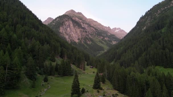 Belo Vale Nas Montanhas Com Pequenas Cabanas Cabanas Alpinas Suíça — Vídeo de Stock