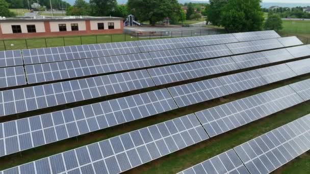 Апарати Сонячних Панелей Американській Школі Тема Відновлюваної Екологічної Чистої Енергії — стокове відео