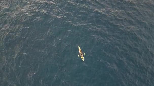 Kayak Giallo Sta Infiammando Mezzo All Oceano Aereo Dall Alto — Video Stock