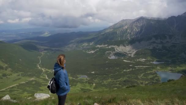 Mooi Schot Van Het Meisje Genieten Van Het Landschap Van — Stockvideo