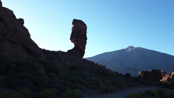 背景にあるTeide火山とRoque Cinchadoの素晴らしいショット テネリフェ島テイデ国立公園 — ストック動画