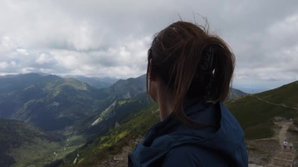 Fantastisk Bild Kvinnan Njuter Landskapet Tatrabergen Inklusive Dess Underbara Sjöar — Stockvideo
