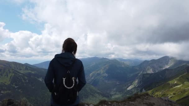 Κινηματογραφική Φωτογραφία Του Κοριτσιού Που Απολαμβάνει Τοπίο Των Βουνών Tatra — Αρχείο Βίντεο