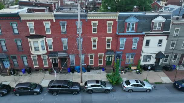 Színes Városi Lakások Amerikai Városban Autók Parkoltak Utcán Házak Amerikai — Stock videók