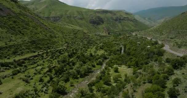 Πανύψηλα Βουνά Ρυμούλκηση Ποταμού Και Άσφαλτο Δρόμο Θέα Khertvisi Φρούριο — Αρχείο Βίντεο