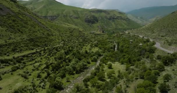 Montañas Boscosas Con Río Que Fluye Carretera Asfaltada Con Vistas — Vídeos de Stock