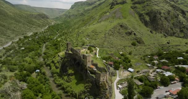 Las Grandes Montañas Del Cáucaso Con Ruinas Fortaleza Georgiana Khertvisi — Vídeos de Stock