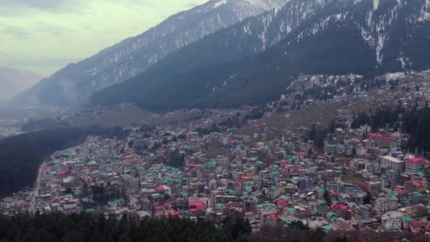 Drönare Bild Eller Liten Stad Mellan Snöiga Bergen Himachal Pradesh — Stockvideo