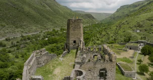 Weathered Rock Exterior Fortaleza Khertvisi Con Fondo Paisaje Montañoso Meskheti — Vídeos de Stock