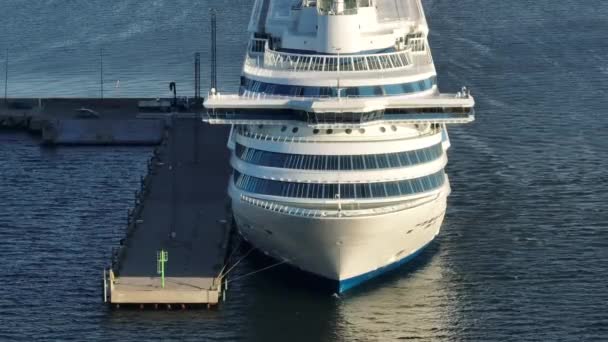 Luchtopname Van Een Cruiseschip Aangemeerd Haven Van Saaremaa Ook Bekend — Stockvideo