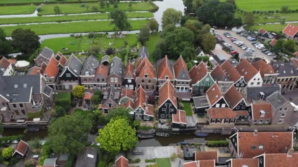 Drohnenaufnahmen Eines Kleinen Holländischen Dorfes Das Von Bauernhöfen Und Kanälen — Stockvideo