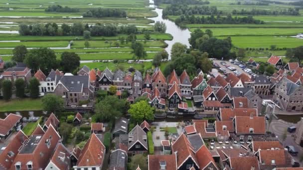 Luftaufnahme Eines Kleinen Holländischen Dorfes Umgeben Von Bauernhöfen Und Kanälen — Stockvideo