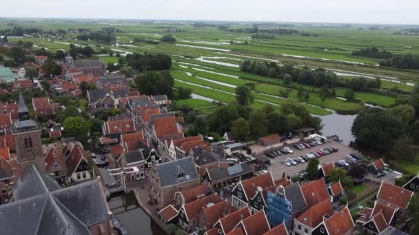 Een Drone Vliegt Een Klein Europees Boerendorp Dat Rond Oude — Stockvideo