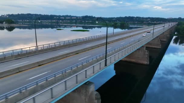 Rastreamento Aéreo Carros Ponte Sobre Estrada Reflexão Água Viajar Fugir — Vídeo de Stock